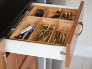 Organizery do szuflad kuchennych, czyli jak zachować porządek w kuchni?