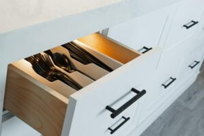 Systemy szuflad w kuchni – poprawa organizacji i ergonomii